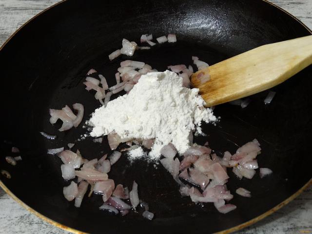 Яичная лапша в луково-молочном соусе рецепт с фото 2-го шага 