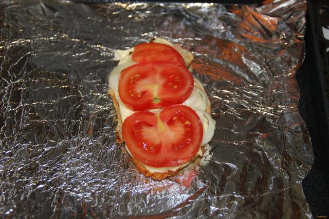 Куриные отбивные с помидорами под сыром рецепт с фото 13-го шага 