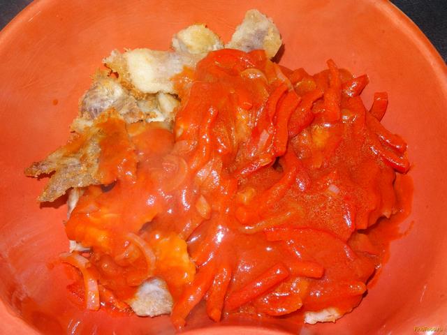 Жареная рыба с болгарским перцем в томате рецепт с фото 10-го шага 