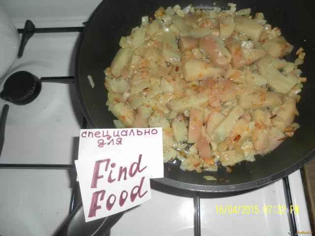 Омлет с отварным картофелем рецепт с фото 5-го шага 