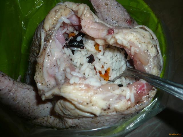 Курица фаршированная рисом с сухофруктами рецепт с фото 7-го шага 
