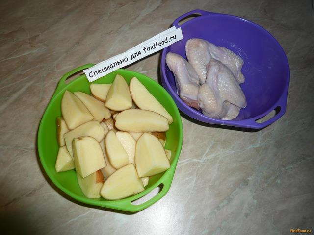 Запеченные куриные крылья с картошкой рецепт с фото 2-го шага 