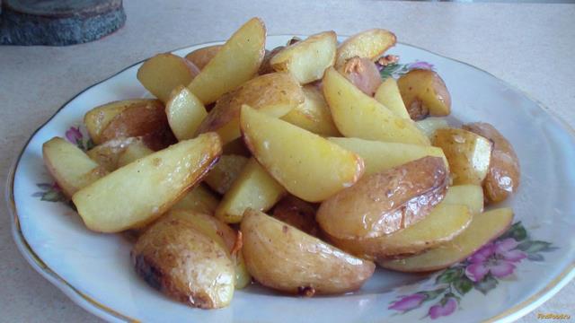 Молодой картофель жареный с чесноком рецепт с фото 5-го шага 