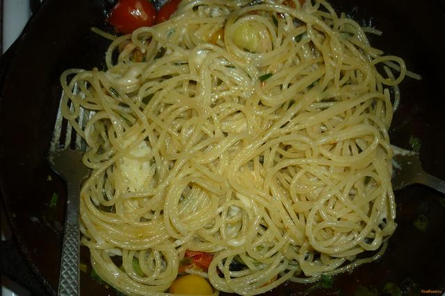 Спагетти с помидорами черри рецепт с фото 8-го шага 