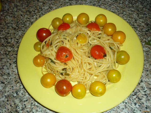 Спагетти с помидорами черри рецепт с фото 9-го шага 