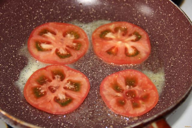 Яичница глазунья с помидорами рецепт с фото 3-го шага 