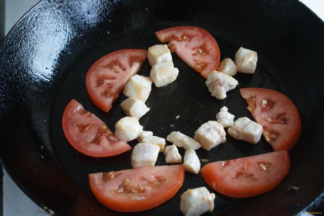 Глазунья из перепелиных яиц с курицей и помидорами рецепт с фото 5-го шага 