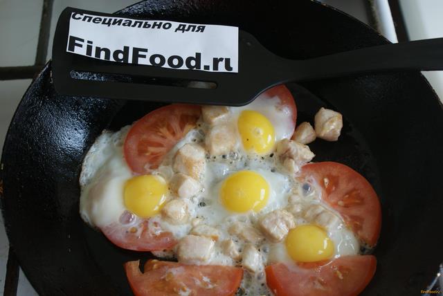 Глазунья из перепелиных яиц с курицей и помидорами рецепт с фото 6-го шага 