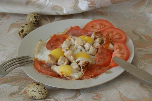 Глазунья из перепелиных яиц с курицей и помидорами рецепт с фото 7-го шага 