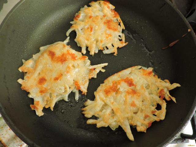 Картофельные драники с сыром без муки рецепт с фото 6-го шага 