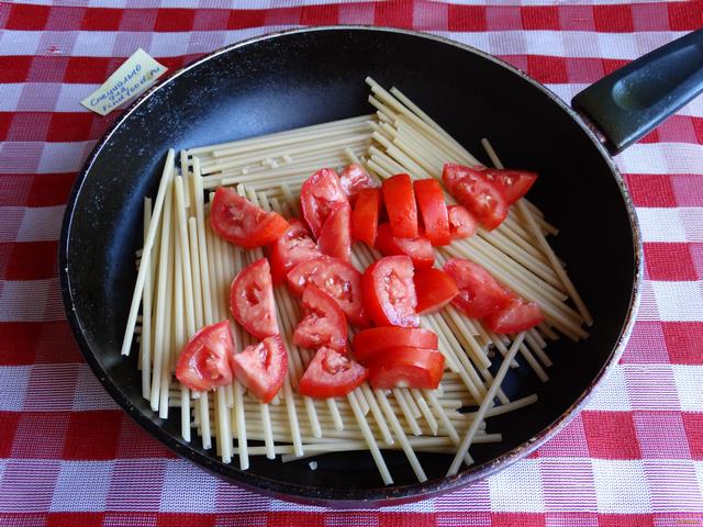 Паста с помидорами и болгарским перцем рецепт с фото 2-го шага 