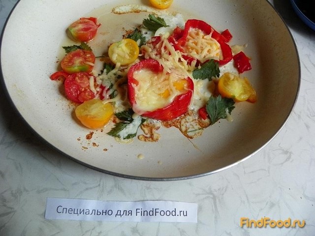 Яичница в болгарском перце с помидорами под сыром рецепт с фото 7-го шага 