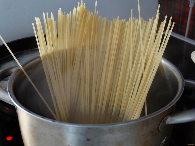 Спагетти под баклажанным соусом рецепт с фото 12-го шага 