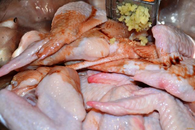 Куриные крылышки запеченные с картошкой рецепт с фото 1-го шага 