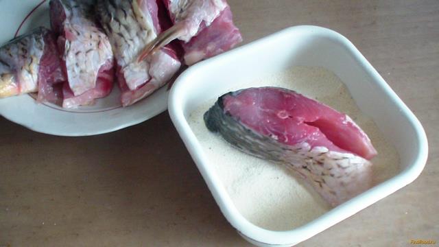 Рыба жареная в манной крупе рецепт с фото 3-го шага 