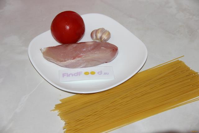 Спагетти с курицей в томатном соусе рецепт с фото 1-го шага 