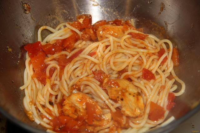 Спагетти с курицей в томатном соусе рецепт с фото 8-го шага 