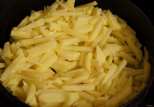 Жареный картофель с шампиньонами рецепт с фото 2-го шага 