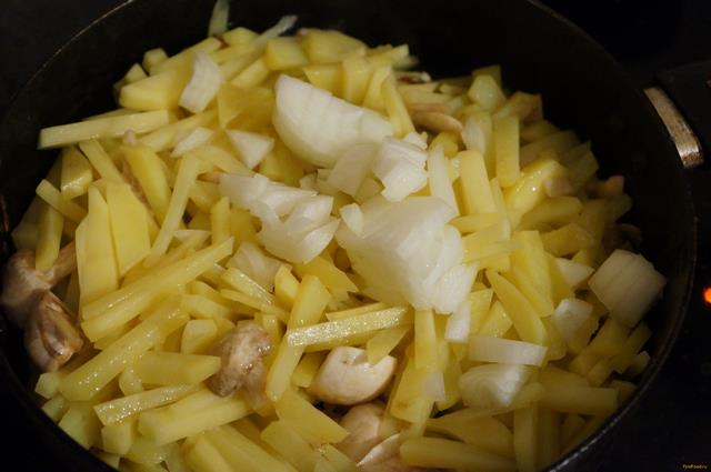 Жареный картофель с шампиньонами рецепт с фото 5-го шага 