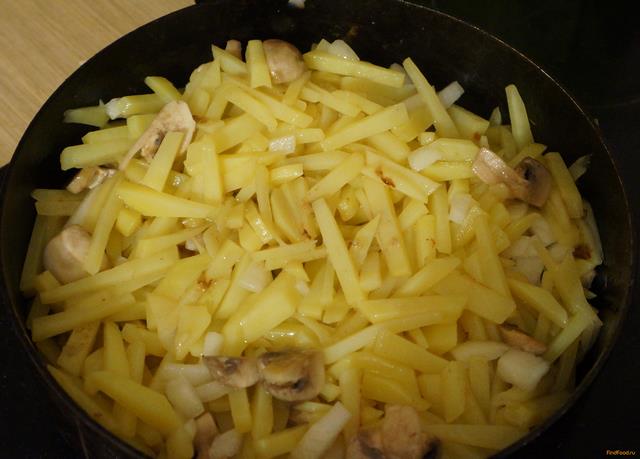 Жареный картофель с шампиньонами рецепт с фото 6-го шага 
