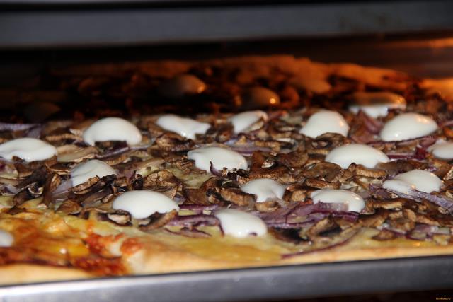 Пицца с шампиньонами и красным луком рецепт с фото 7-го шага 