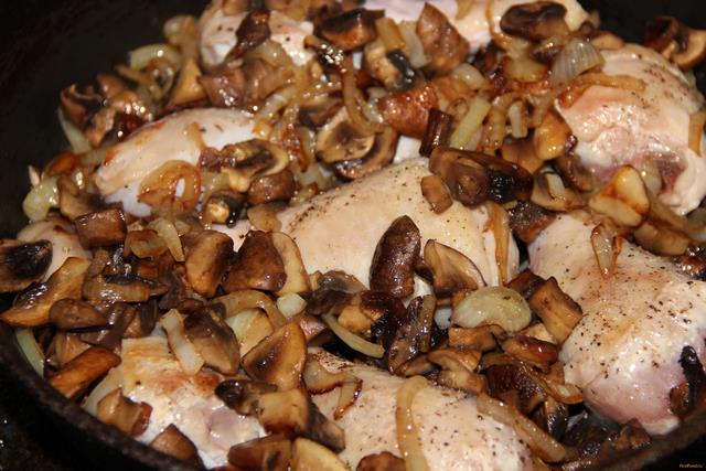 Куриные голени в сметане с грибами рецепт с фото 7-го шага