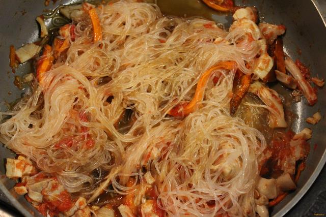 Как приготовить Лапша фунчоза с овощами и курицей на сковороде просто рецепт пошаговый