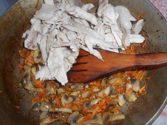 Плов с курицей и грибами по-домашнему рецепт с фото 9-го шага 
