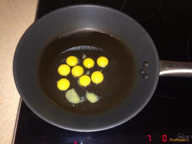 Яичница-глазунья из перепелиных яиц рецепт с фото 4-го шага 