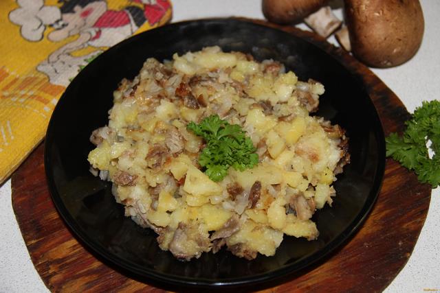 Жареный картофель с грибами рецепт с фото 8-го шага 