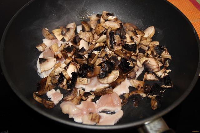 Паста с курицей и грибами рецепт с фото 6-го шага 