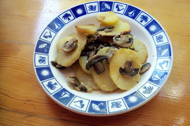 Картофель с грибами в духовке рецепт с фото 8-го шага 