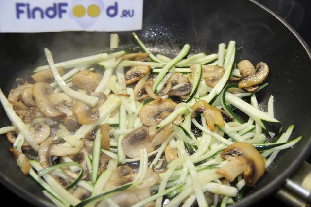 Гречневая лапша с грибами и кабачком рецепт с фото 6-го шага 