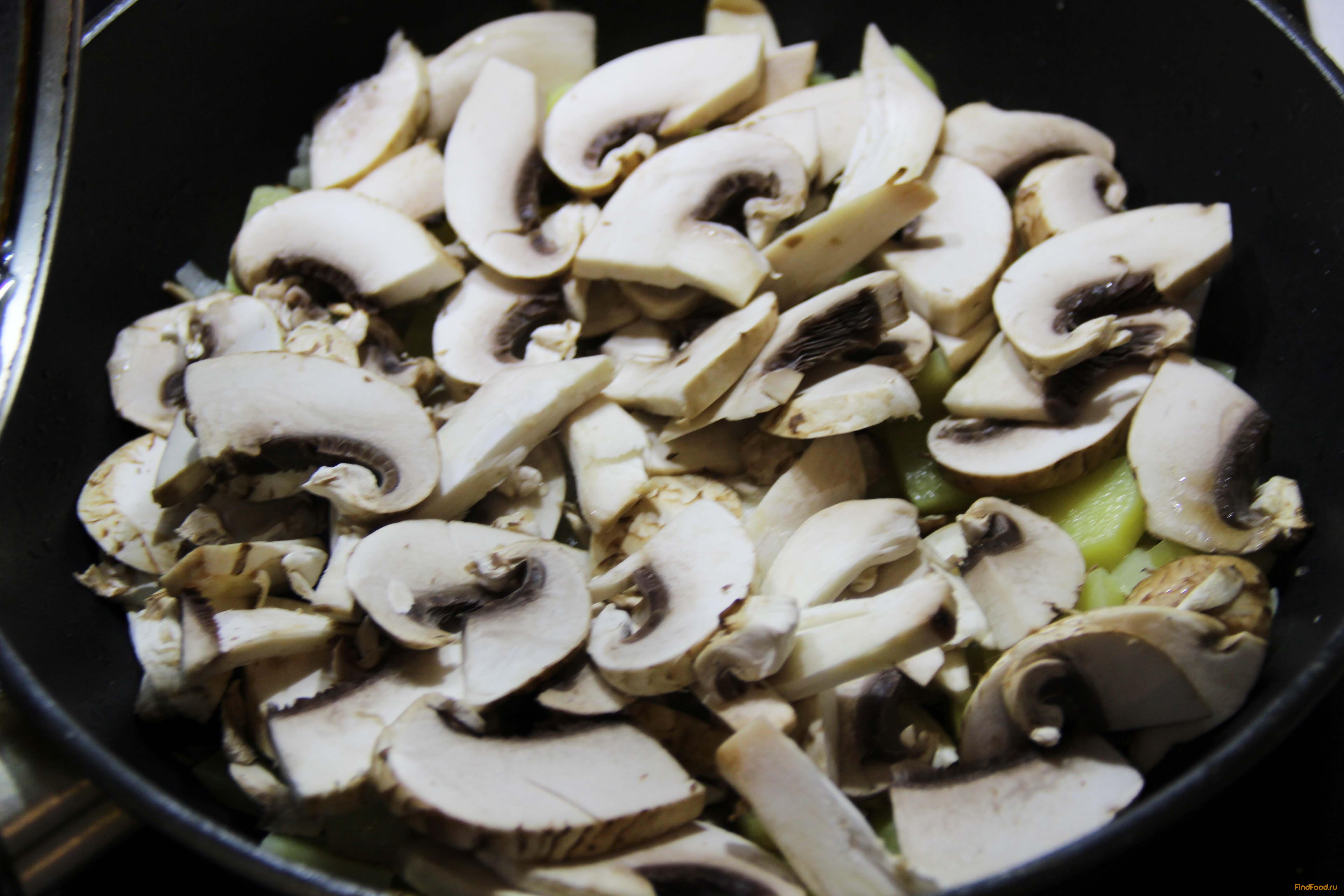 Курица фаршированная картофелем и грибами рецепт с фото 7-го шага 