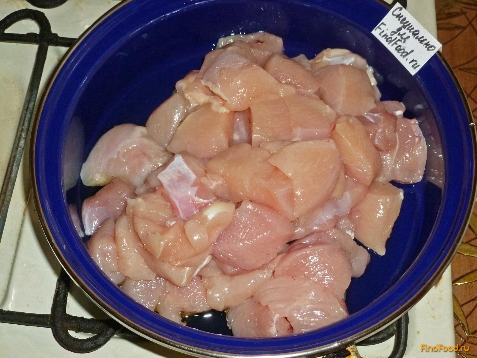 Жаркое с курицей под сметанным соусом в горшочке рецепт с фото 3-го шага 