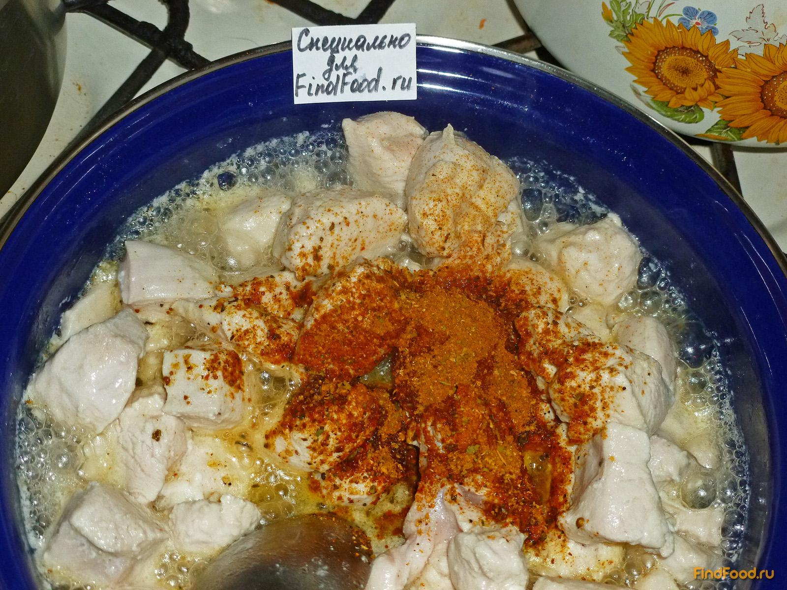 Жаркое с курицей под сметанным соусом в горшочке рецепт с фото 4-го шага 