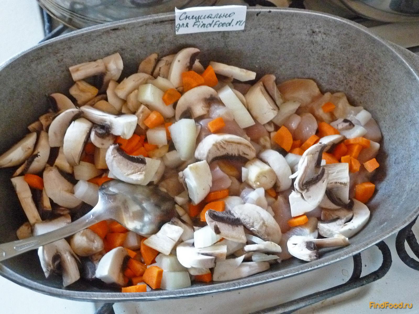 Картофель с грибами и курицей в сметане рецепт с фото 6-го шага 