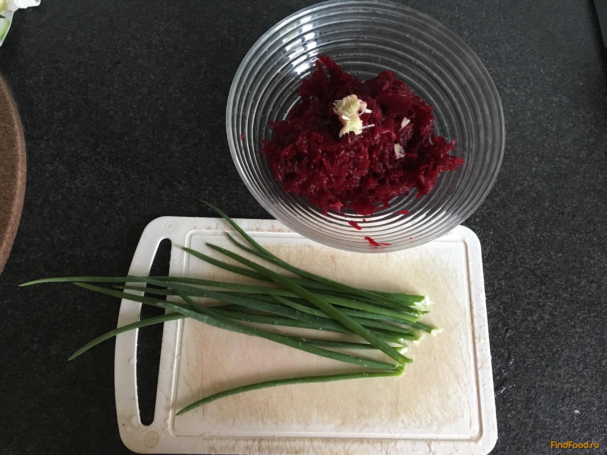 Свекольный салат с гарниром рецепт с фото 8-го шага 
