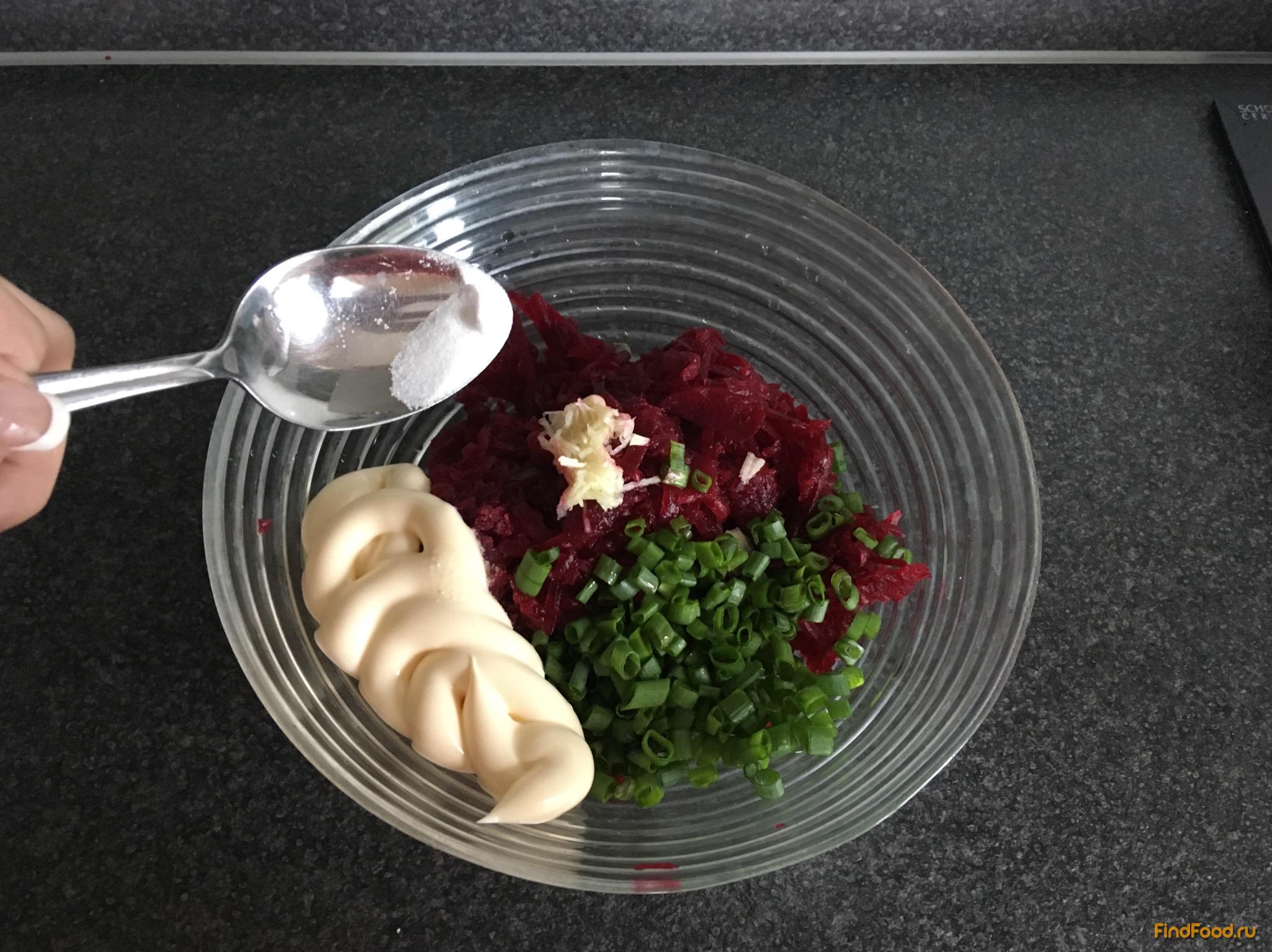 Свекольный салат с гарниром рецепт с фото 9-го шага 