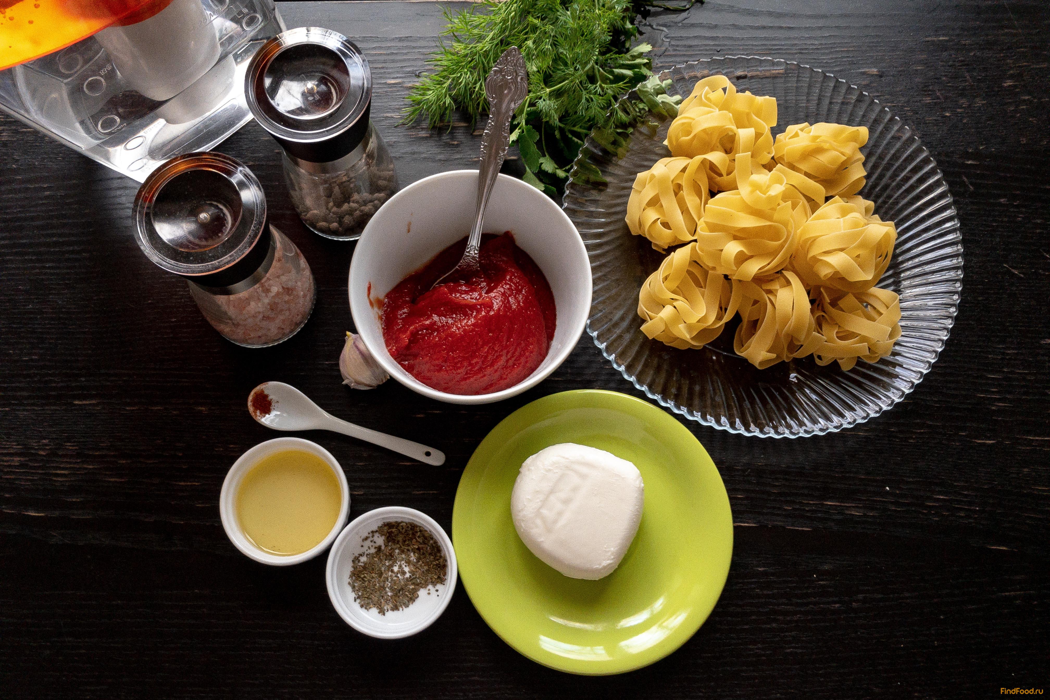 Фетучини с моцареллой и томатной пастой рецепт с фото 1-го шага 