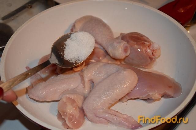 Курица жарено-тушеная в чесночном соусе рецепт с фото 2-го шага 