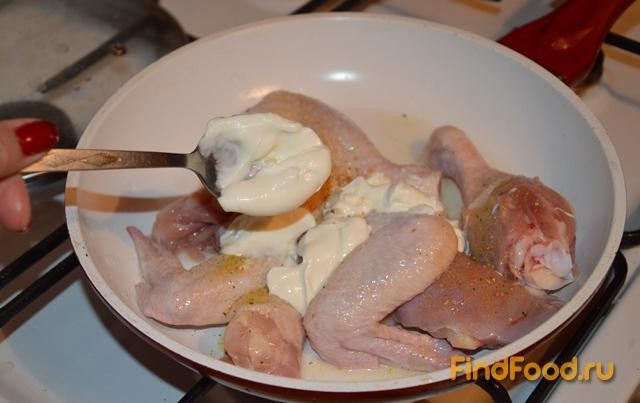 Курица жарено-тушеная в чесночном соусе рецепт с фото 5-го шага 