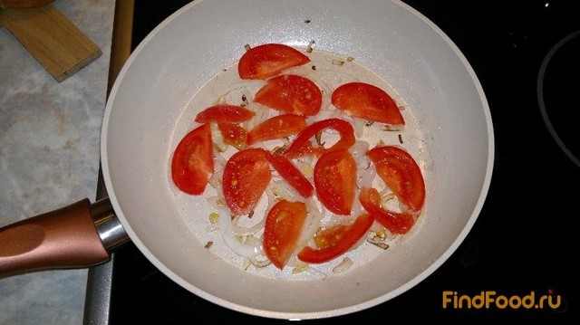 Яичница с луком и помидорами рецепт с фото 5-го шага 