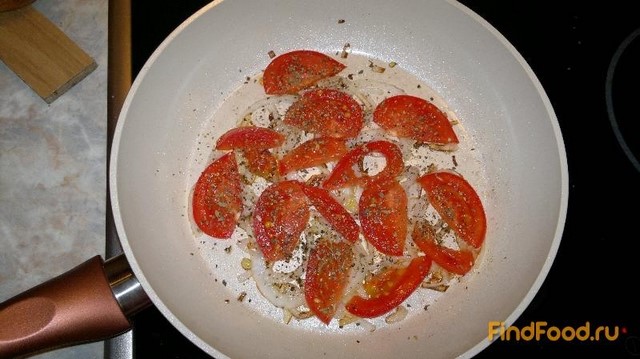 Яичница с луком и помидорами рецепт с фото 6-го шага 