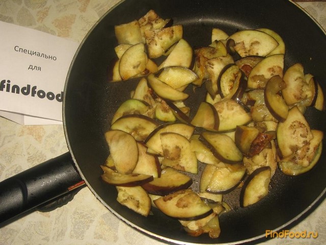 Жареный картофель с баклажаном и луком рецепт с фото 3-го шага 