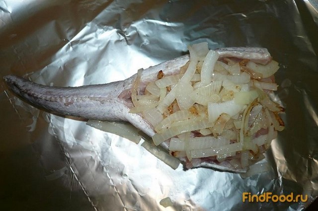 Рыба запеченная с луком и сыром рецепт с фото 3-го шага 