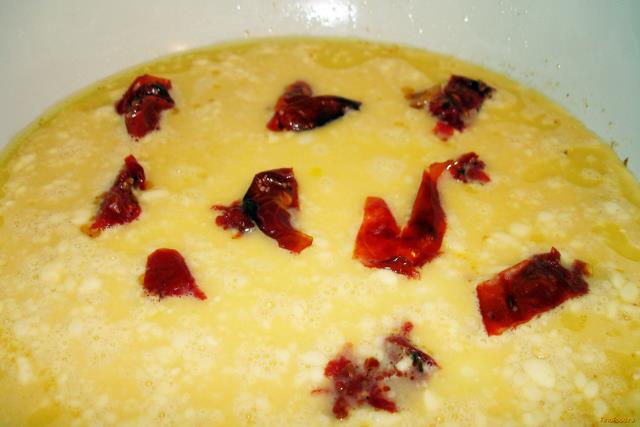 Омлет с вялеными помидорами и сыром рецепт с фото 3-го шага 