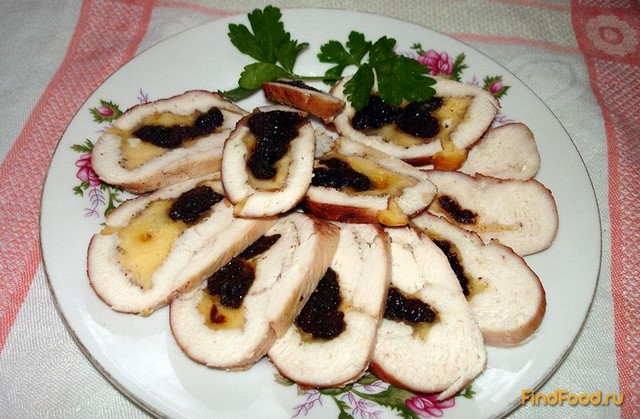 Куриный рулет с сыром и черносливом рецепт с фото 8-го шага 