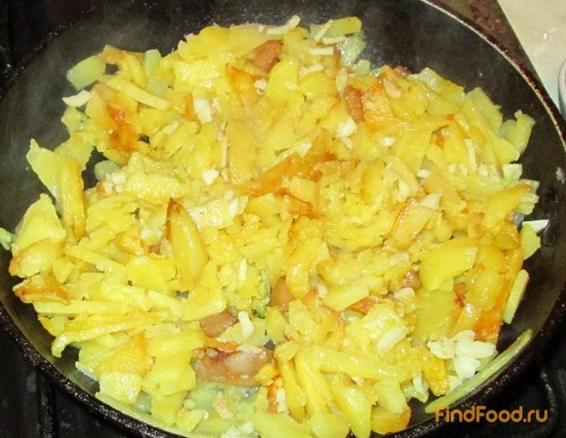 Картошка жареная на сале с чесноком рецепт с фото 3-го шага 