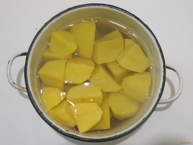 Запеканка из картофеля под красным соусом рецепт с фото 2-го шага 